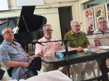 Festival de habaneras de La Habana. Enric Frigola, Presidente de la Fundación Ernest Morató, Jesús Gómez Cairo, Director del Museo, Cecilio Tieles, Director Artístico del Festival y Presidente de Honor de ACC-I, Pere Doménech, de la Junta ACC-I en el acto de donación del cuadro-libro "Esencia habanera" del artista Josep Maria Alarcón y presentación del libro "A peu de Muralla" de Pere Lluís Doménech, Gerard Moreno, Jordi Margalef. 6 de noviembre 2019, Museo Nacional de la Música, La Habana, Cuba
