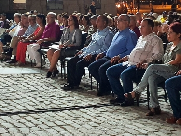 Festival de habaneras de La Habana. Autoridades.Las autoridades de la Ciudad de La Habana en el acto de  entrega a la Ciudad de La Habana del Premio Internacional Pax Urbis de la Fundación 100 Ciudades por la Paz: Reinaldo García, entonces Presidente de la Asamblea del Poder Popular de La Habana, Luis Antonio Torres Iríbar, Secretario del PCC en La Habana y Tatiana Vera, vicepresidenta de la Asamblea PP, a continuación tuvo lugar el concierto de la popular cantante Liuba María Hevia y su grupo, 8 noviembre 2019, Plaza de San Francisco Asís, La Habana, Cuba