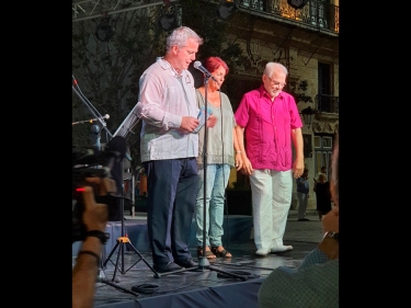 Festival de habaneras de La Habana. Cecilio Tieles, Director Artístico del festival y Presidente de ACC-I, Martha Bonet, Presidenta de Instituto Cubano de la Música reciben de Pablo Marcet Bonel, Presidente de la Fundación 100 Ciudades por la Paz, sendos Reconocimientos en el marco de la entrega del Premio Internacional Pax Urbis a la Ciudad de La Habana y el concierto de la popular cantante Liuba María Hevia y su grupo, 8 noviembre 2019, Plaza de San Francisco Asís, La Habana, Cuba