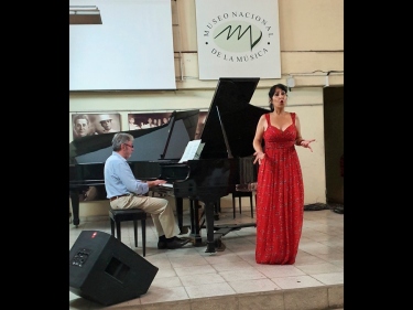 Festival de habaneras de La Habana. Indira Ferrer-Morató y Antoni Mas, en el acto de donación del cuadro-libro "Esencia habanera" del artista Josep Maria Alarcón y presentación del libro "A peu de Muralla" de Pere Lluís Doménech, Gerard Moreno, Jordi Margalef. 6 de noviembre 2019, Museo Nacional de la Música, La Habana, Cuba